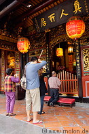 07 People praying in the temple