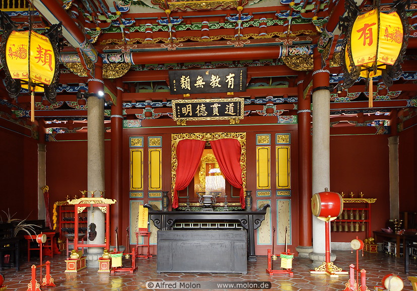 07 Altar in the main hall