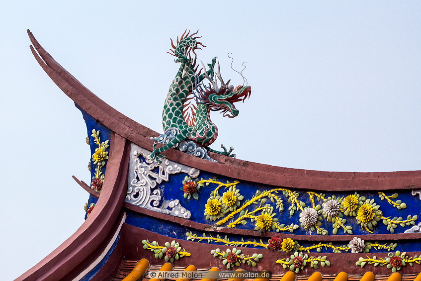 09 Dragon statue on roof