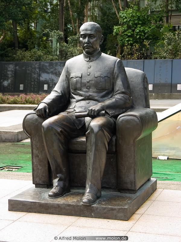 07 Bronze statue of Sun Yat Sen