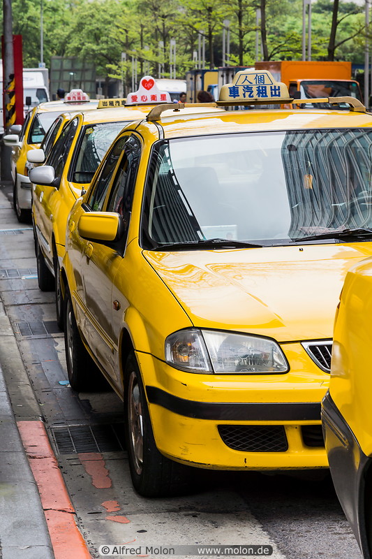 10 Yellow taxis queueing up