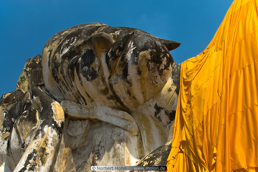 16 Reclining Buddha in Wat Lokaya Sutha