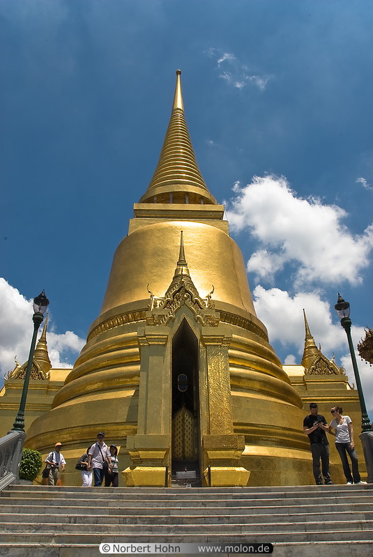 18 Golden chedi Phra Sri Rattana