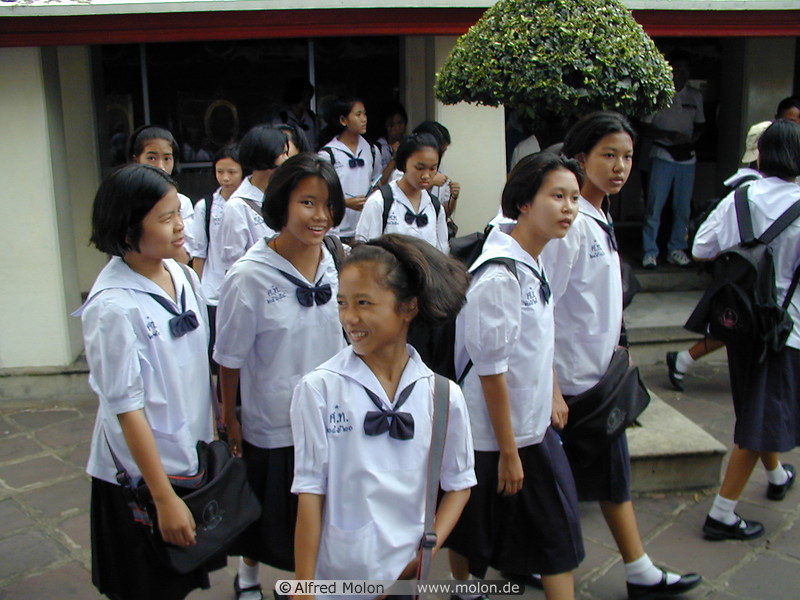 08 Thai Schoolgirls