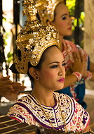 01 Thai chorus girls