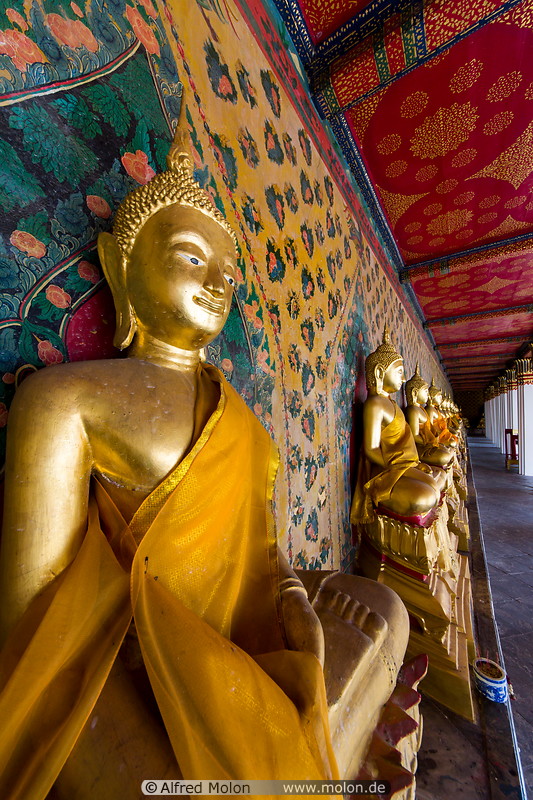 08 Golden Buddha statues