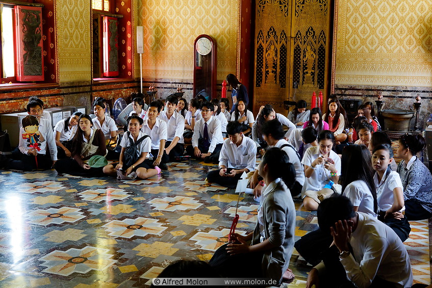 07 Thai schoolchildren in prayer hall
