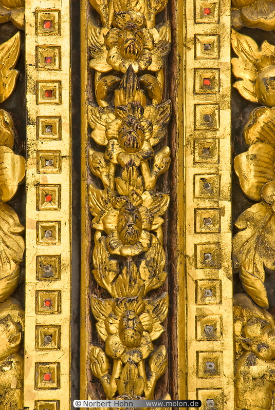 08 Golden door decorations