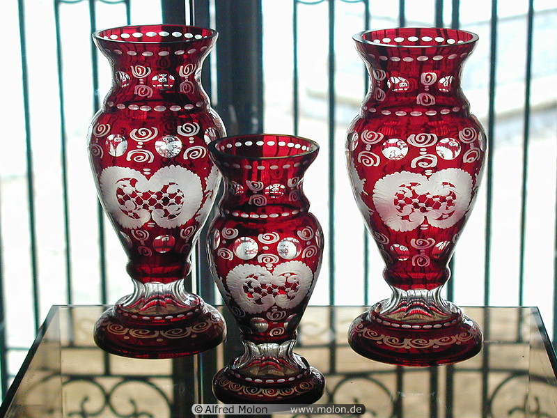 10 Glass vases in Wat Po museum