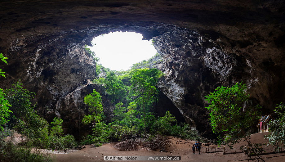 25 Phraya Nakhon cave