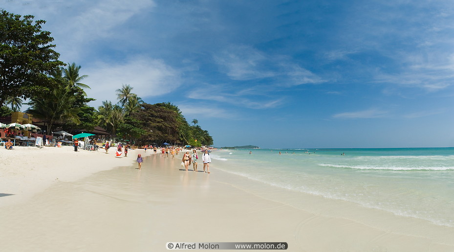 20 Panorama view of beach and tourists