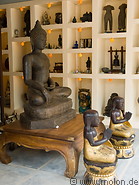 09 Shop selling Buddhist statues