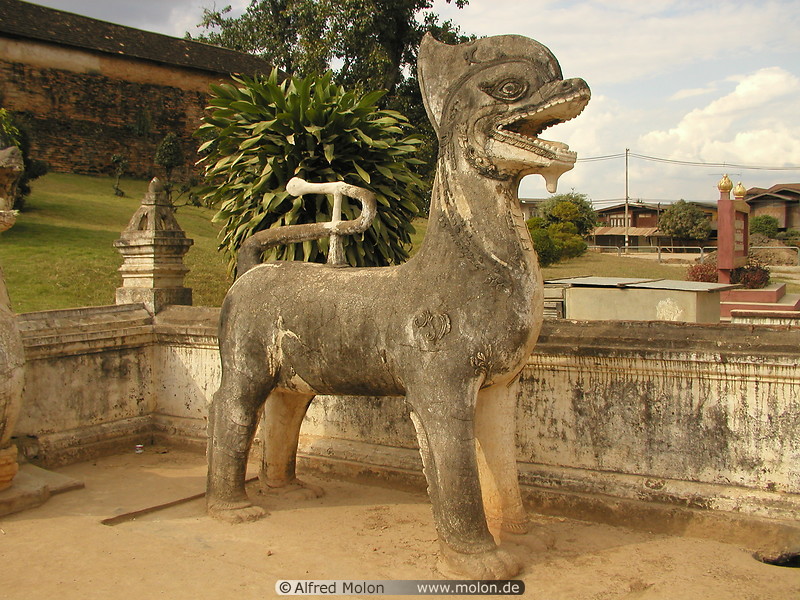 03 Lion statue