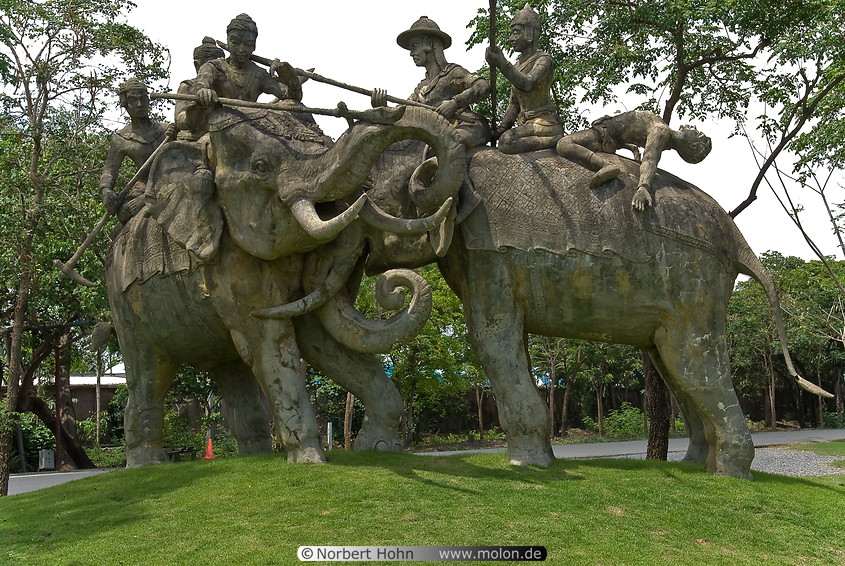 06 Statue of war elephant with soldiers