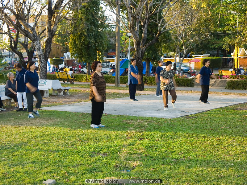 18 People exercising in Tung Sri Muang park