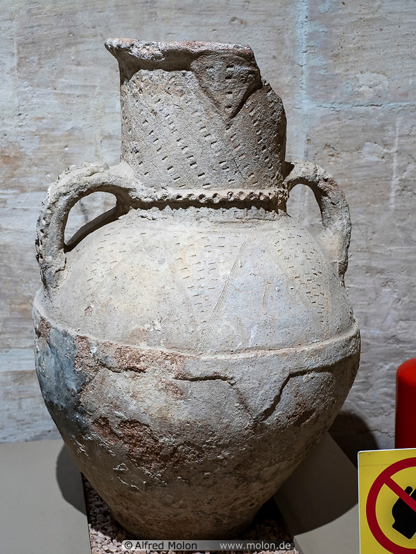 06 Necked amphora
