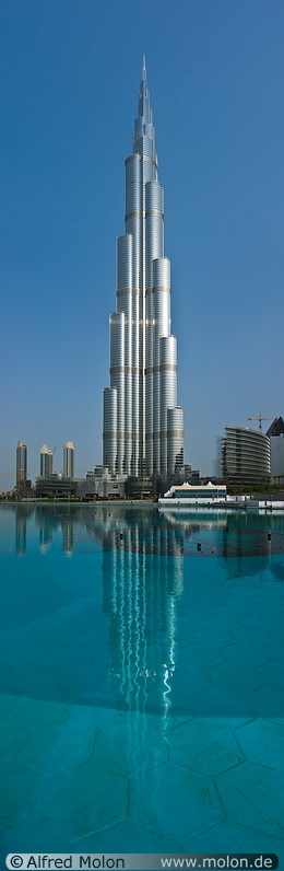 03 Burj Khalifa and lake