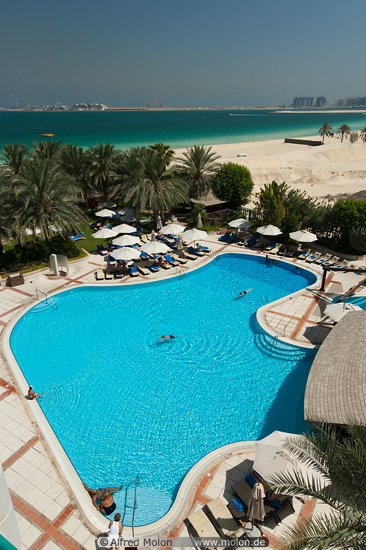 01 Pool and Jumeirah beach