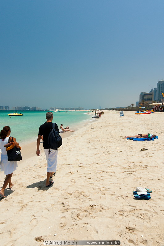 04 Tourists walking on Jumeirah beach