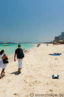 04 Tourists walking on Jumeirah beach