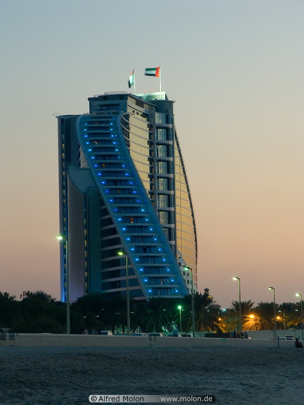17 Jumeirah beach hotel at dusk