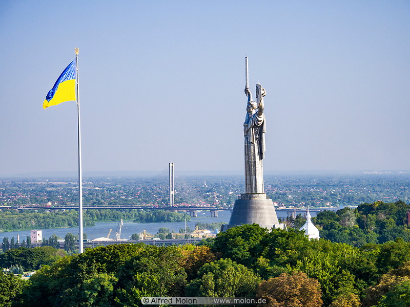 03 Motherland monument and Ukrainian flag