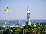 03 Motherland monument and Ukrainian flag