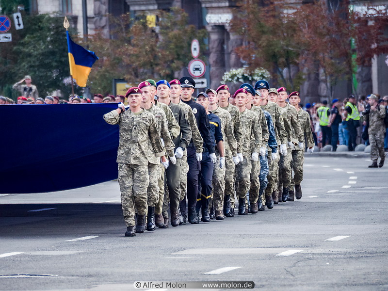 02 Soldiers carrying large flag
