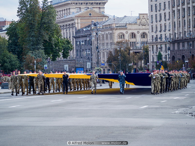 03 Soldiers carrying large flag