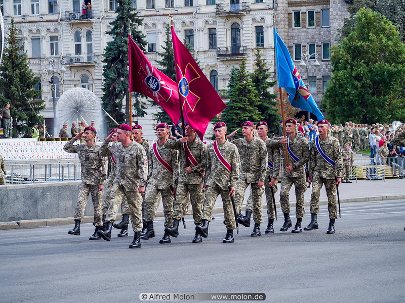 08 Soldiers with flag