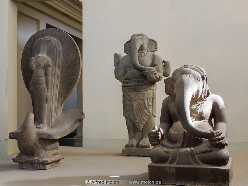 02 Ganesha statues