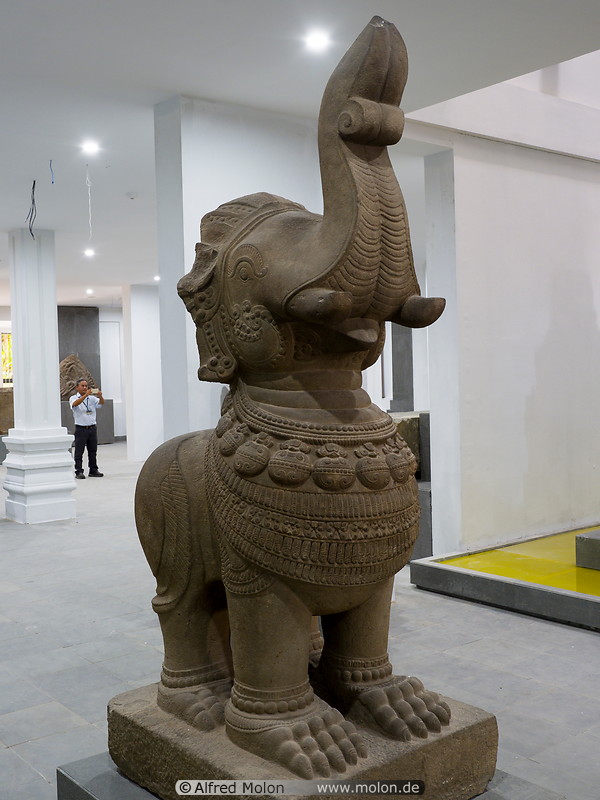 10 Elephant statue