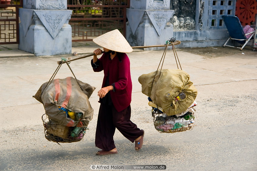 02 Old man carrying heavy baskets