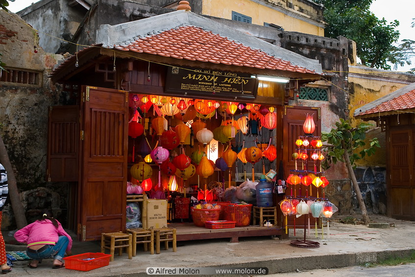 04 Lanterns shop