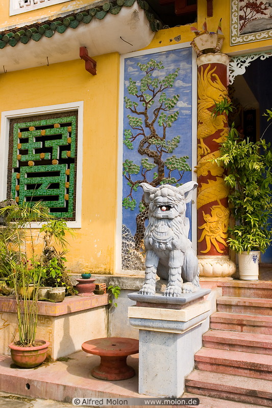 05 Decorations and lion statue