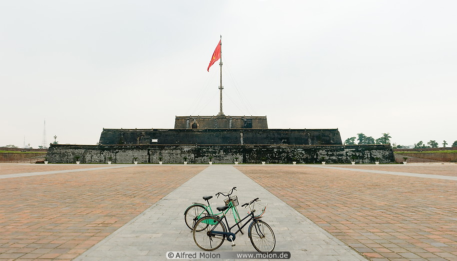 01 Flag tower and bicycles