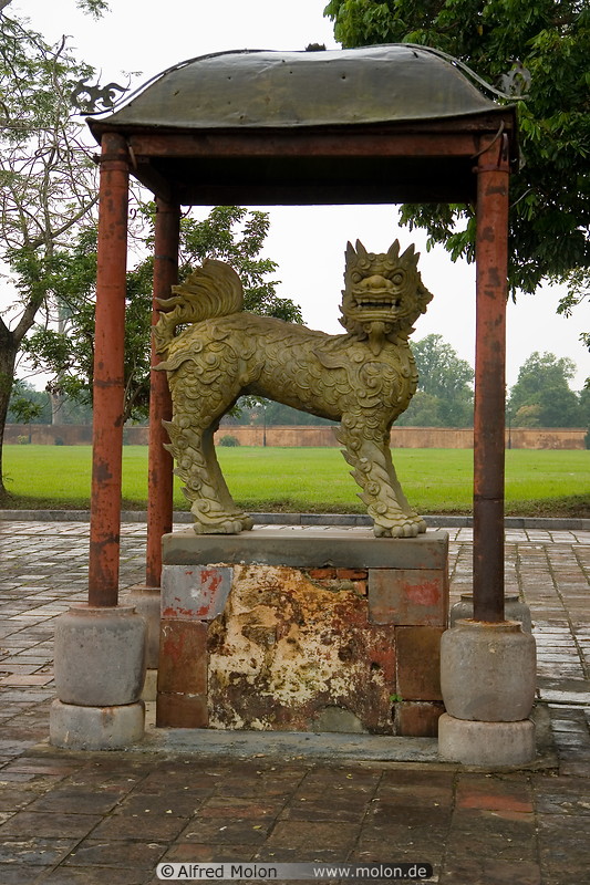 15 Statue of lion