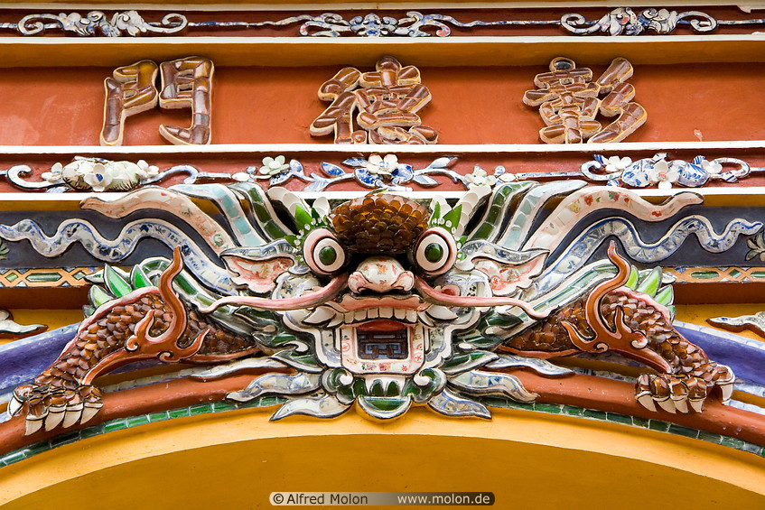 38 Arch decoration showing dragon