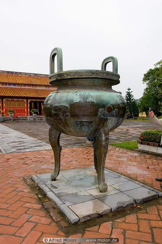 46 Dynastic bronze urn