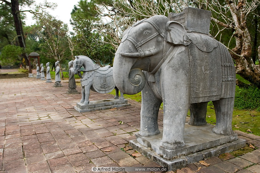 01 Elephant and other statues
