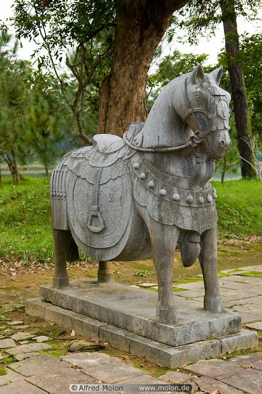 04 Horse statue