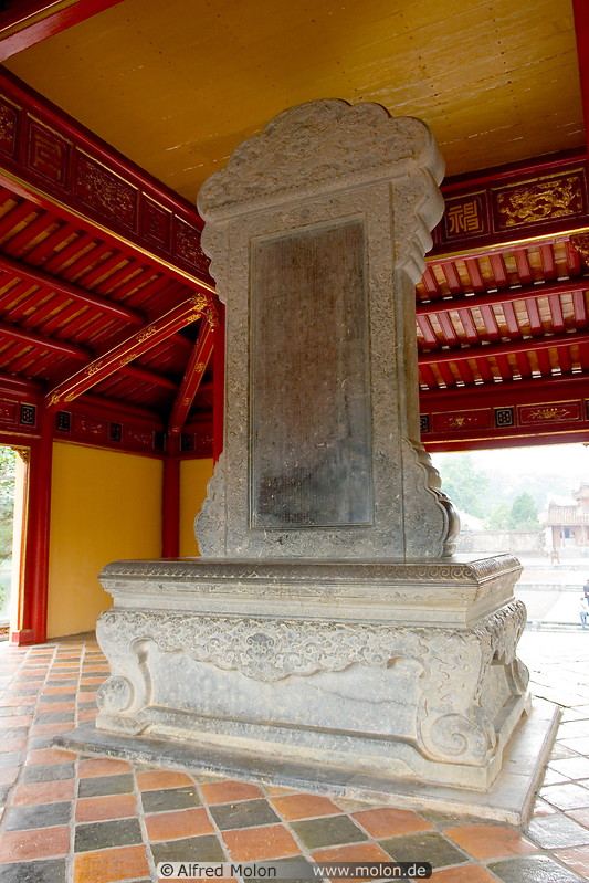 05 Pavilion interior with stele