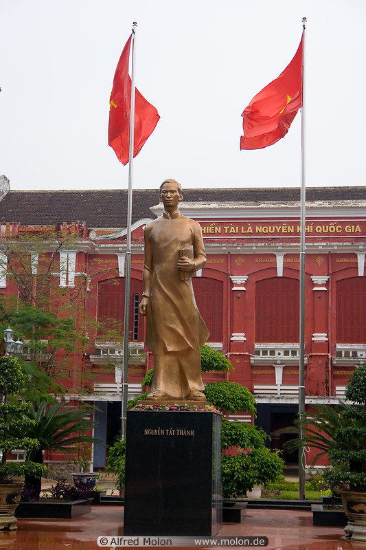 15 Statue of Nguyen Tat Thanh - Quoc Hoc school