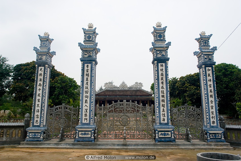21 Blue gate to Buddhist temple