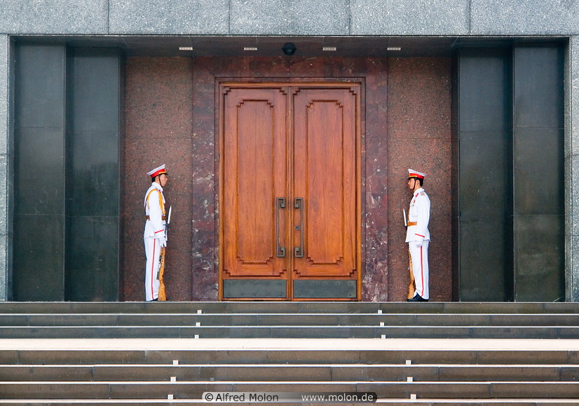 07 Guards in white uniform at Ho Chi Minh mausoleum