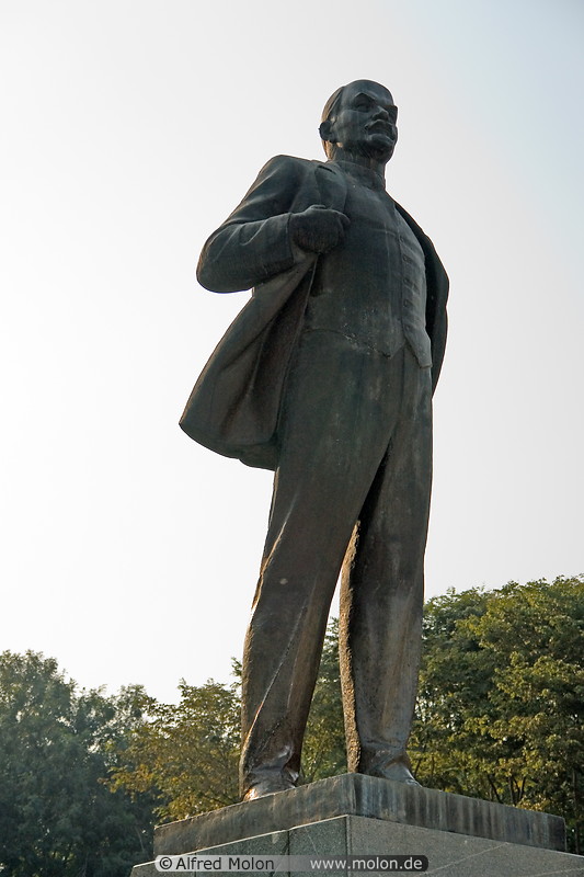 17 Bronze statue of Lenin