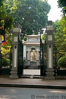 08 Gate to Le Thai To monument