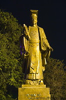 23 Statue of emperor Ly Thai To at night