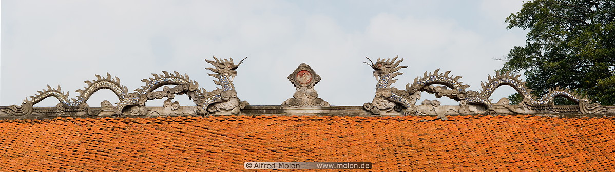 07 Roof detail with dragons