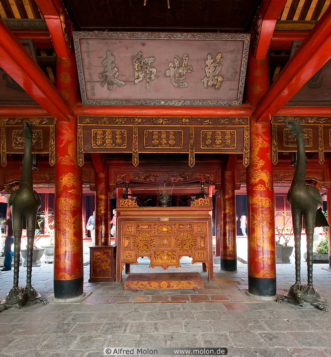 08 Temple interior with red pillars